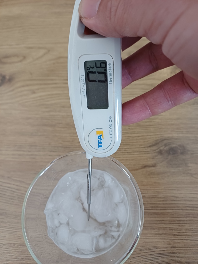 Detail displeja teplomera s odchýlkou