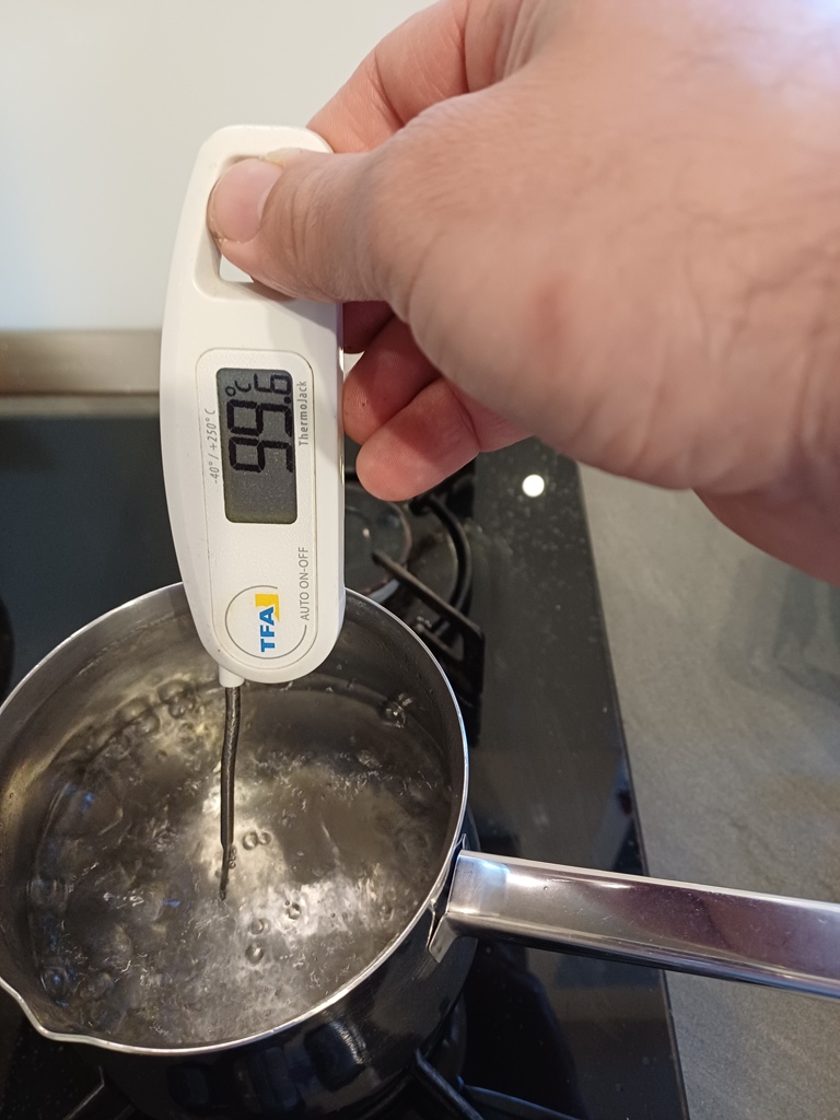 Displej teplomera pri teste vriacou vodou